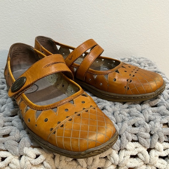 Umberto Raffini Shoes - Umberto Raffini Tan Leather Mary Jane Flat with Perforated Design